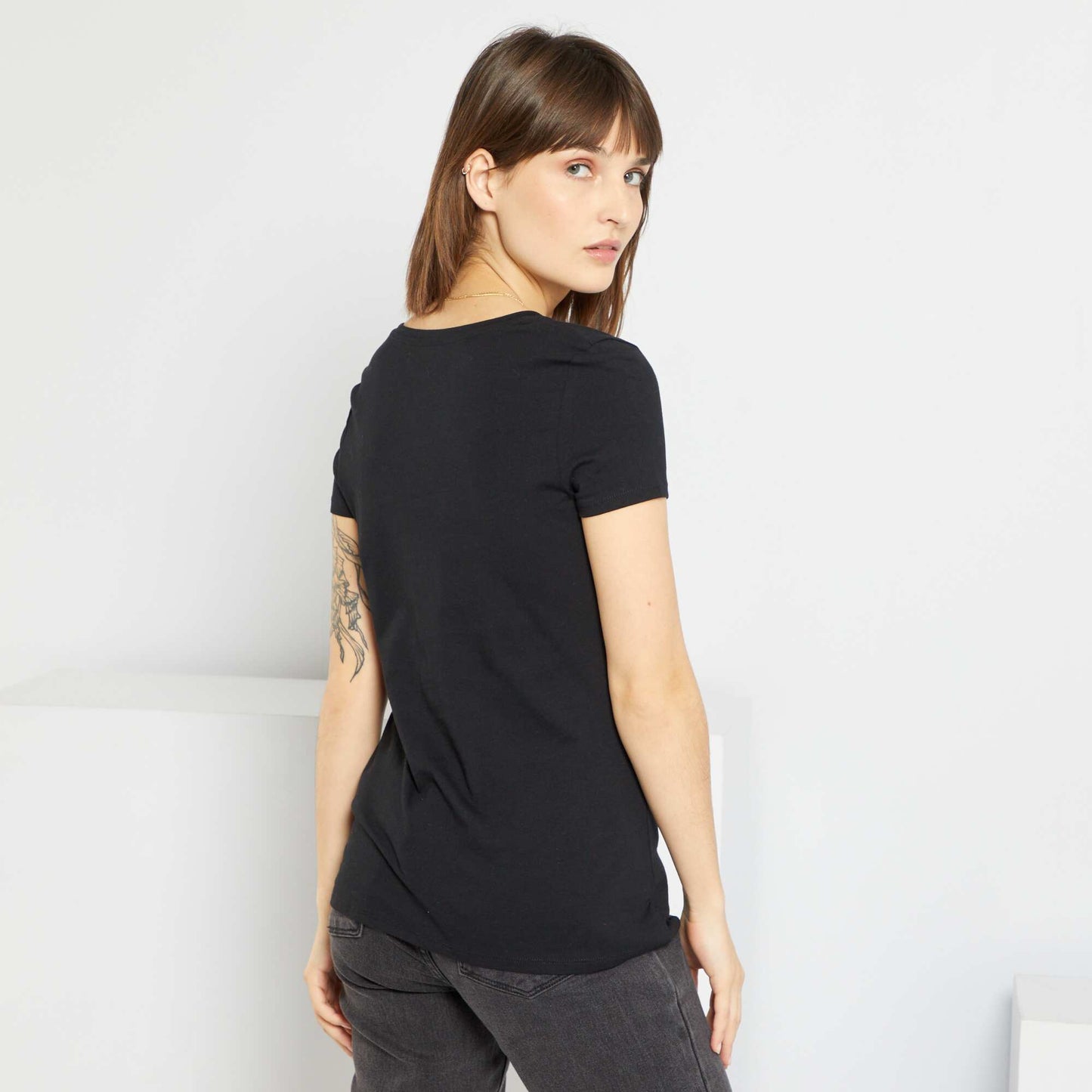V-neck T-shirt black