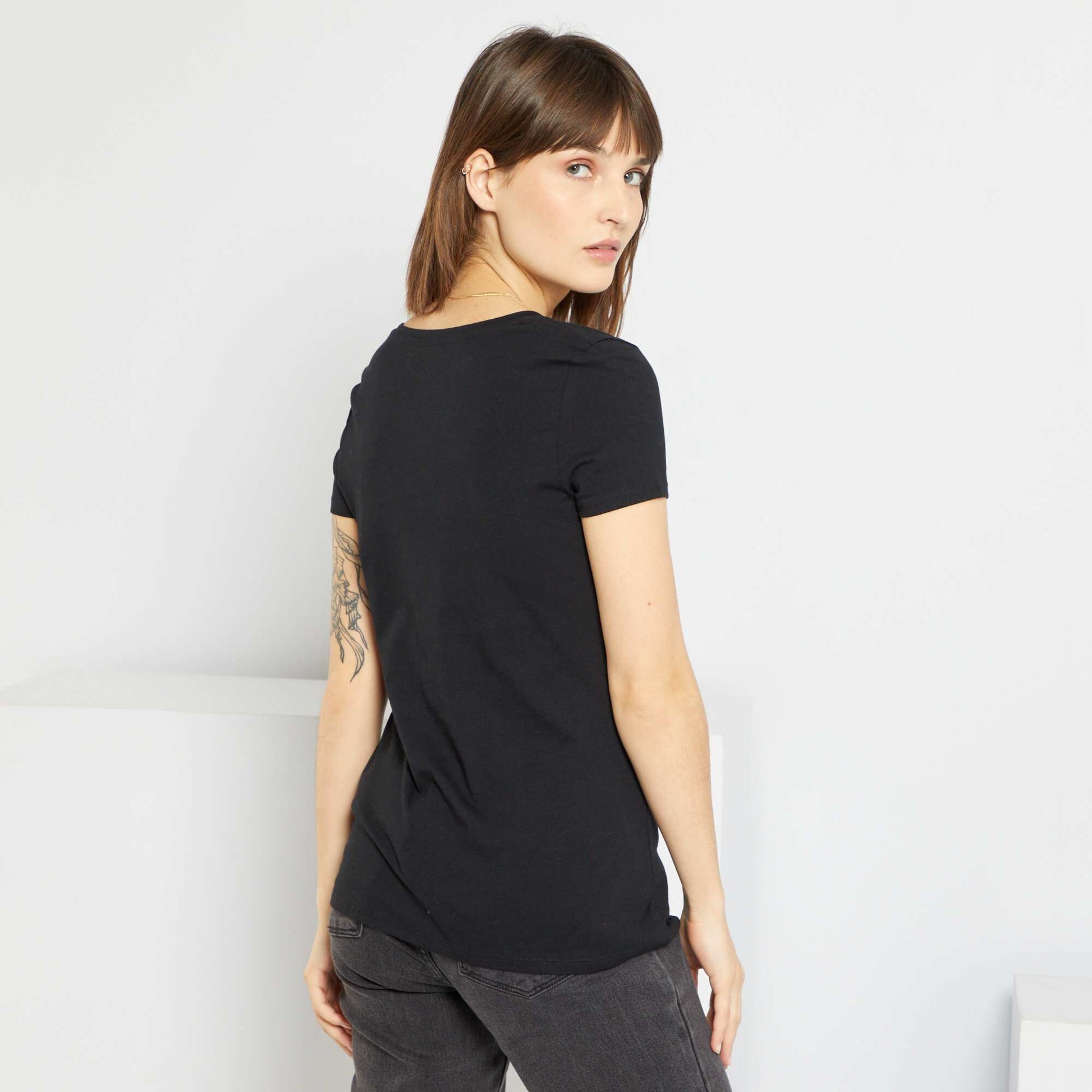 V-neck T-shirt black