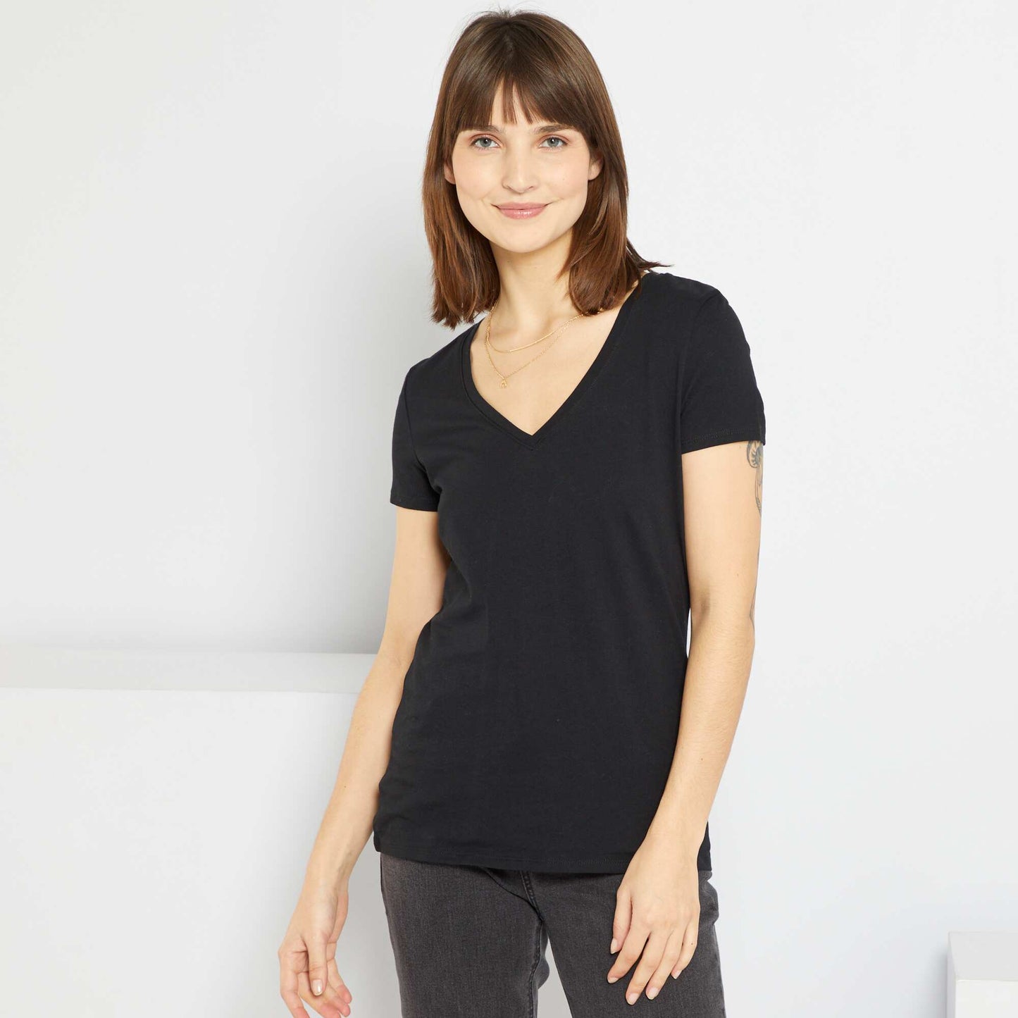 V-neck T-shirt black