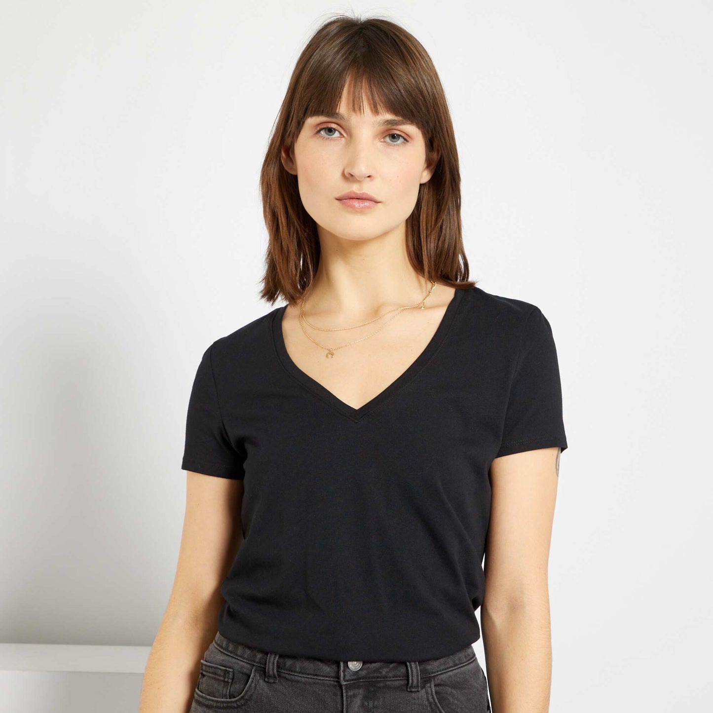 V-neck T-shirt black