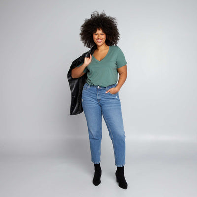 جيرسيه بفتحة رقبة على شكل V تيشرت أخضر