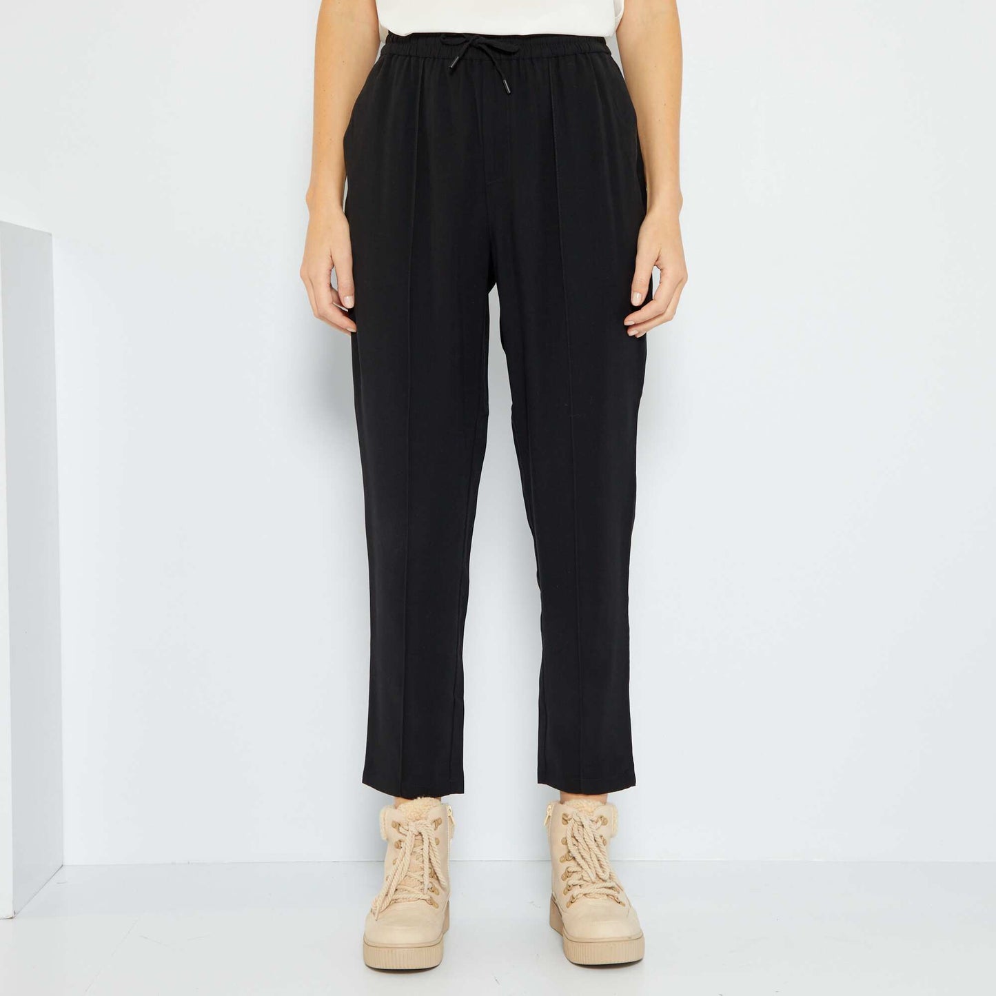Regular-fit jogger style twill trousers black