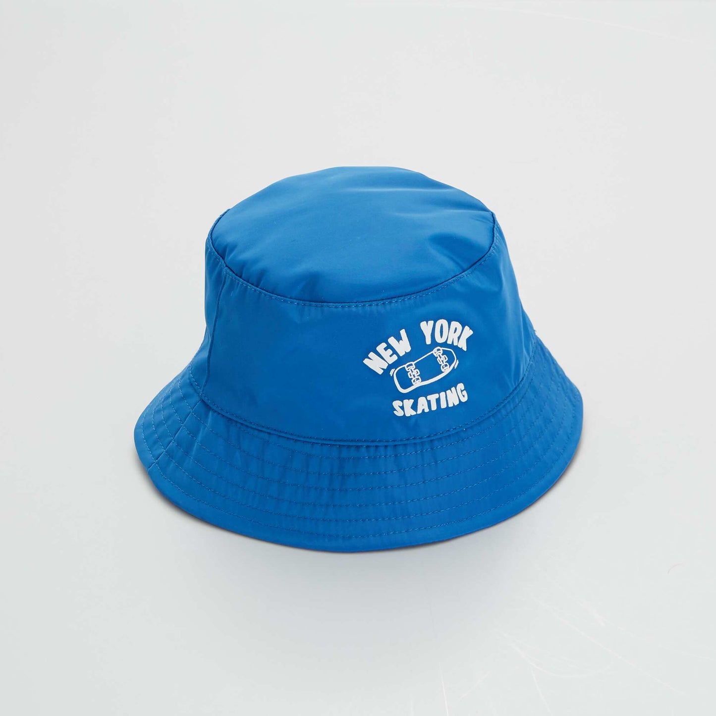 Hat with print on front blue