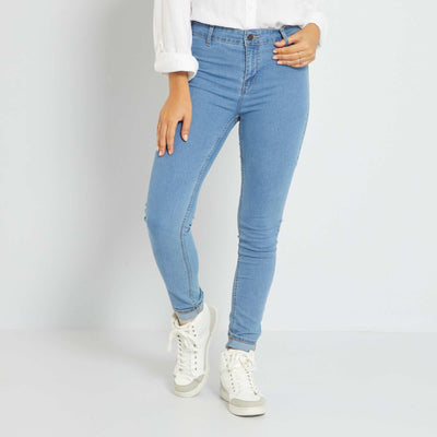 جينز ضيق / قطع مناسب جدا أزرق